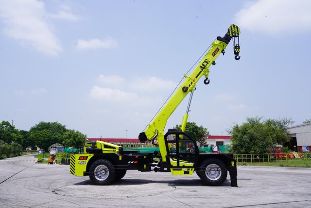 Crane lifting operation used as project proof